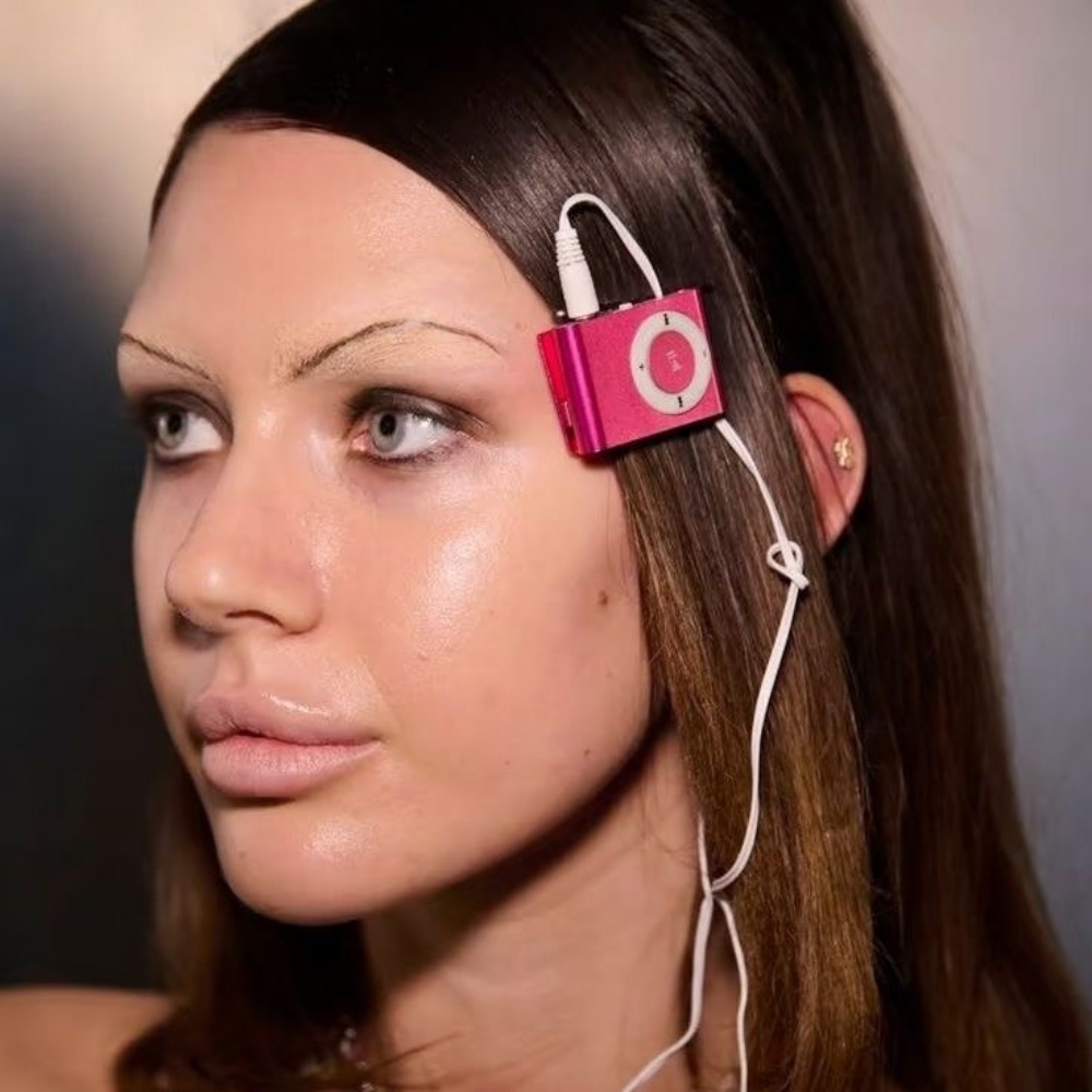 Tech Inspired Accessories - مشغل MP3 صغير أصلي، مشبك شعر